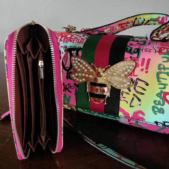 A colorful handbag with matching wallet - Picture 3 of 5